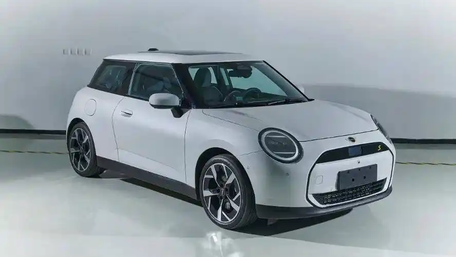 全新mini cooper 燃油版车型官图公布,独特圆形中控屏