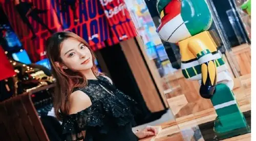 lol:一笔姐现身总决赛观赛现场,盛装打扮惊艳全场!_kris