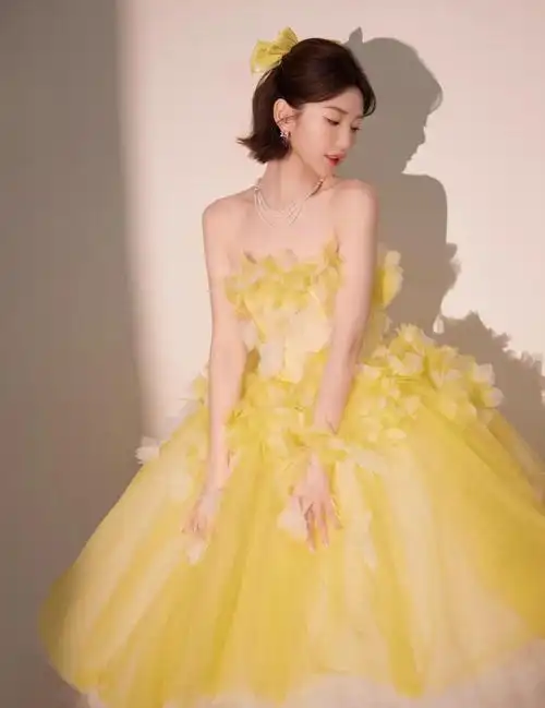 毛晓彤穿黄色花朵抹胸蓬蓬裙,明艳靓丽,美艳动人!