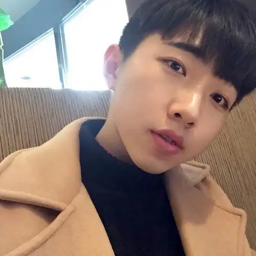 男生都喜欢怎么自拍?