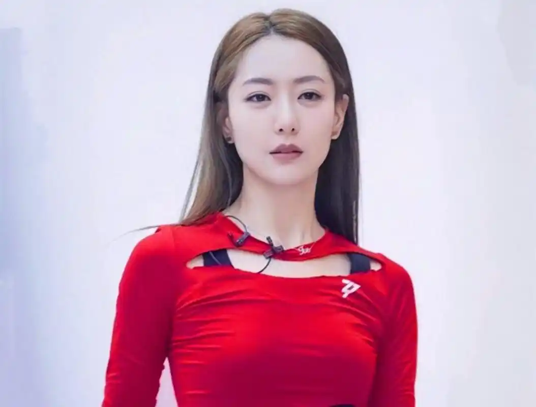 白冰:曾被成龙提携英皇力捧,如今成为单身妈妈,她经历了什么?