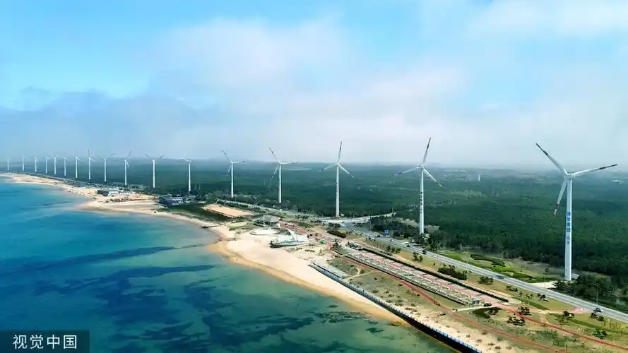 2024年4月22日,山东威海,荣成市北部沿海地区风力发电机组在云雾中