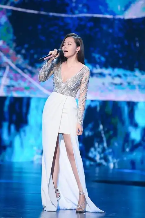 张靓颖新曲《默》感人至深,音乐视频火爆网络