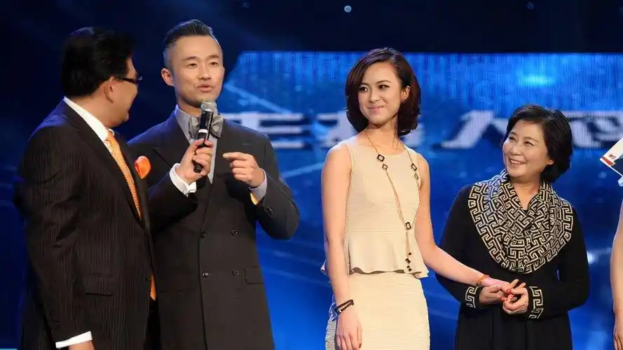 她是电视知名主持,事业正红嫁大18同行,今为老公辞职生活如何