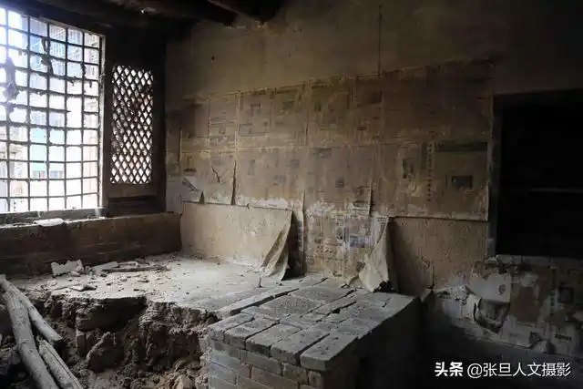探寻山西古村一破败老屋里发现精美壁画照壁上的砖雕字不认识