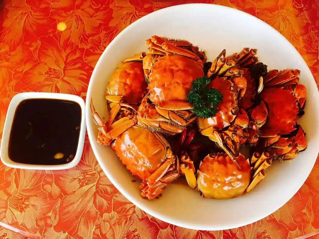 螃蟹的市民和中秋节相比,少了很多,但新鲜的洪泽湖大闸蟹还是足量供应