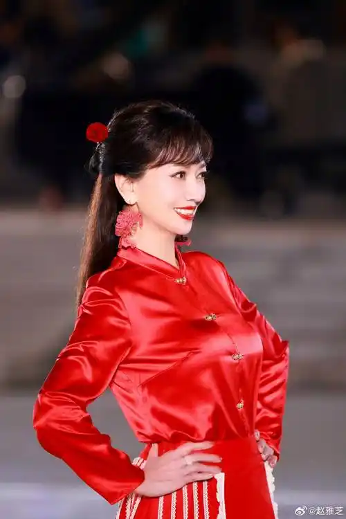 70岁白娘子赵雅芝一袭红色马面裙亮相优雅大方