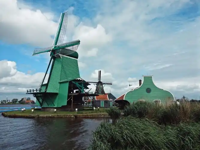 漂亮的风车磨坊