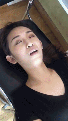 【一点资讯】搞笑gif:妹子睁眼张嘴睡觉,感觉有点吓人! www.