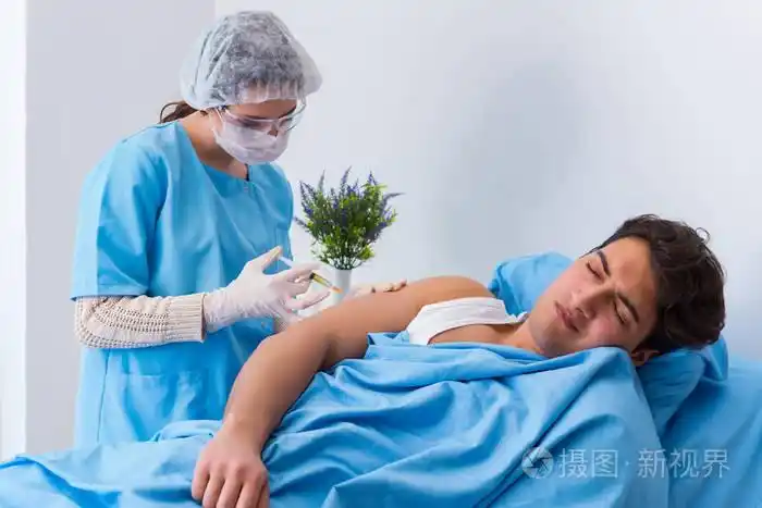 医生在医院里做医疗注射