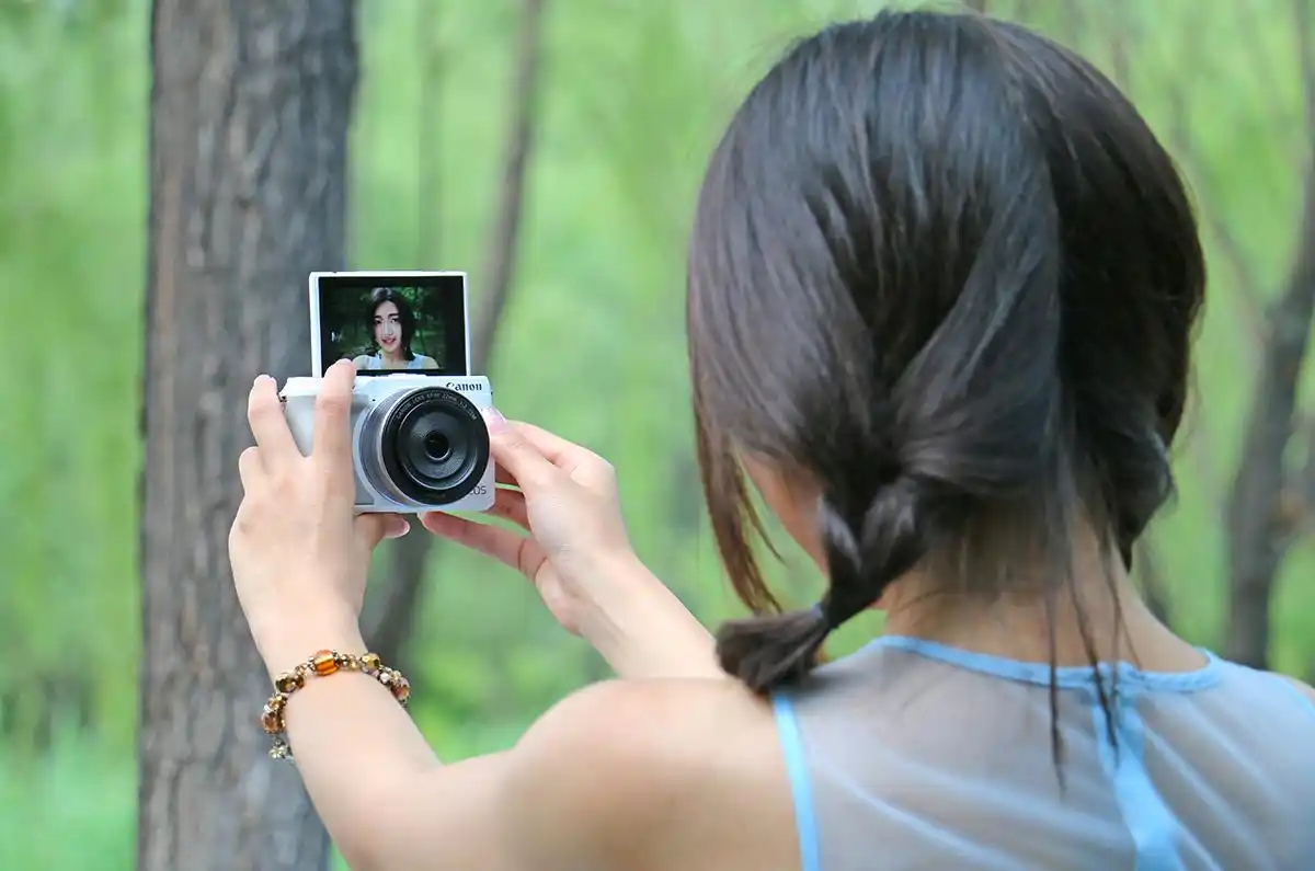 模特美美使用佳能eos m3无反相机进行自拍