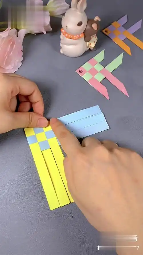 用纸条做彩色的编织小鱼吧!亲子手工-母婴亲子视频-搜狐视频