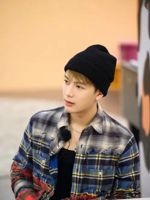 黑怕女孩王嘉尔穿搭