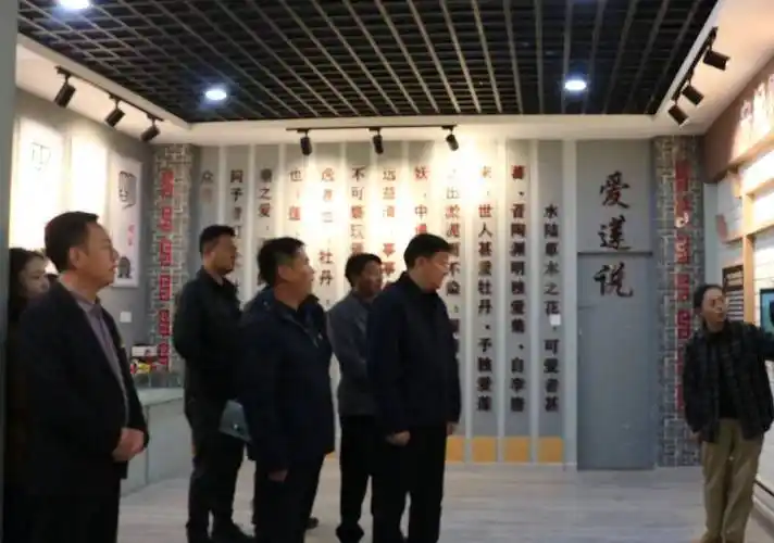 县委副书记,县长普措格来以普通党员身份参加县政府办公室廉政教育