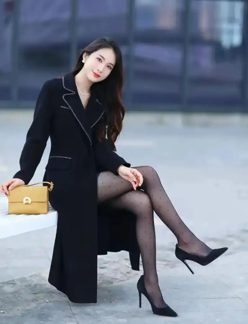 黑色风衣穿搭,波点丝袜搭配高跟鞋,性感御姐95