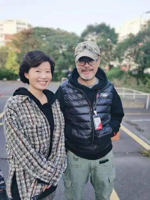 她为养家复出,独自带娃太辛苦_程愫