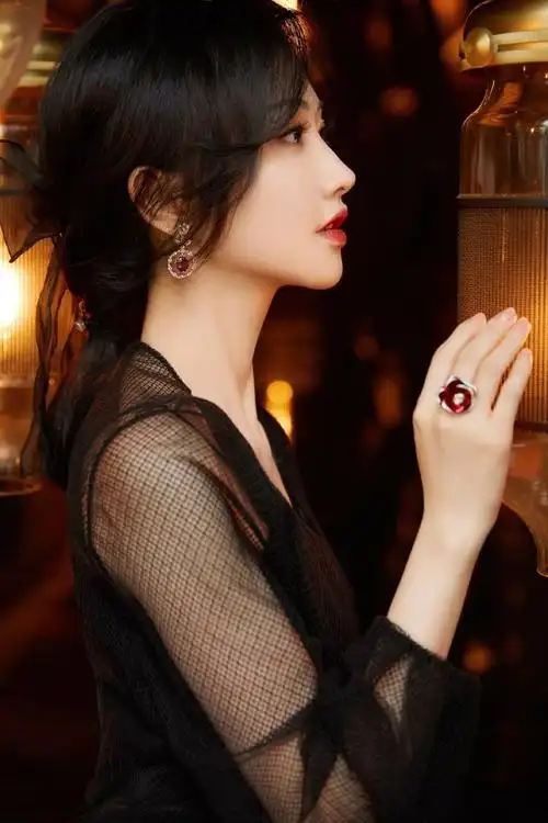 "人间富贵花"景甜高雅挺拔的身材,穿深v礼服气质出众-爱读书