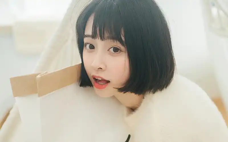 首页 桌面壁纸 美女壁纸 短发大眼睛少女室内写真桌面壁纸 1920_1200