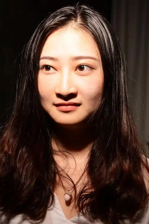 蝴蝶光这种打光呈现出来的效果是鼻翼下方的阴影呈蝴蝶状两个灯一个灯