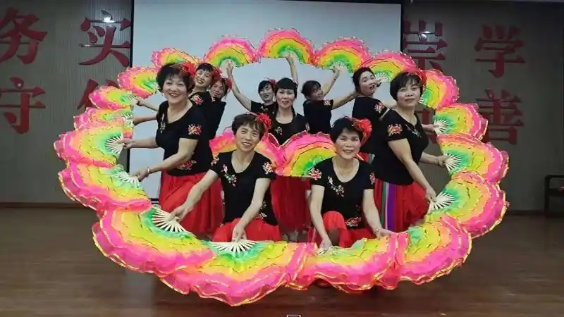 杭州花儿广场舞《吉祥中国年》扇子队形舞