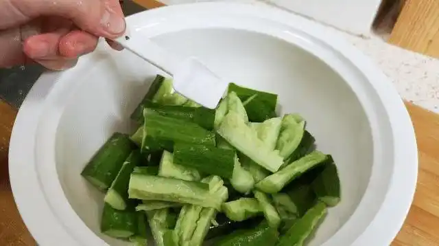 凉拌黄瓜黄瓜切好了别直接拌多加一个步骤清脆爽口又入味