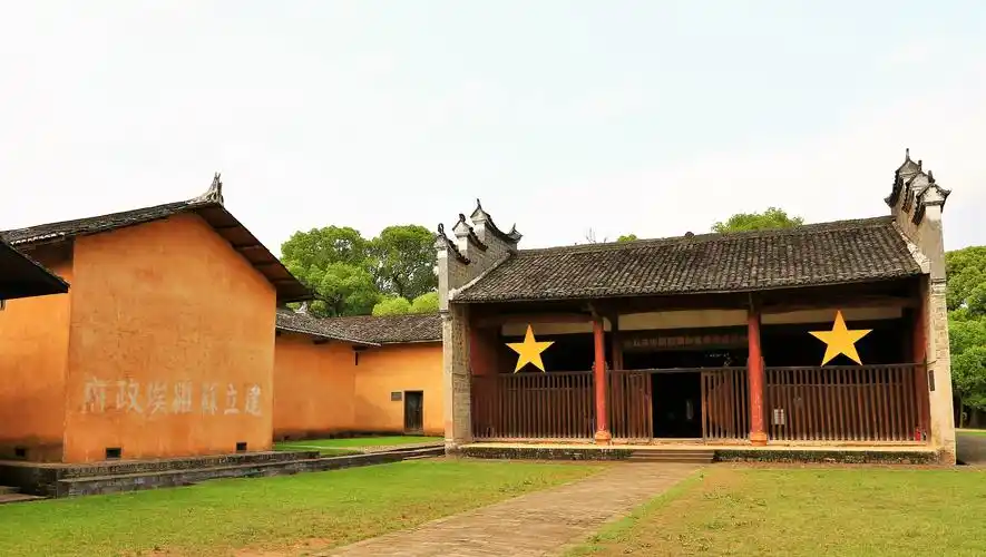 我们去了瑞金叶坪红色旅游景区,那是中华苏维埃共和国的诞生地