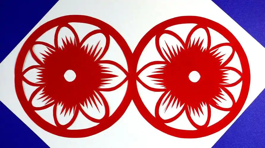 两个圆形相切所组成的剪纸,给人以一种不同的视觉效果