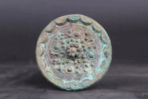 陕西出土的汉代铜镜千年后依旧光彩照人