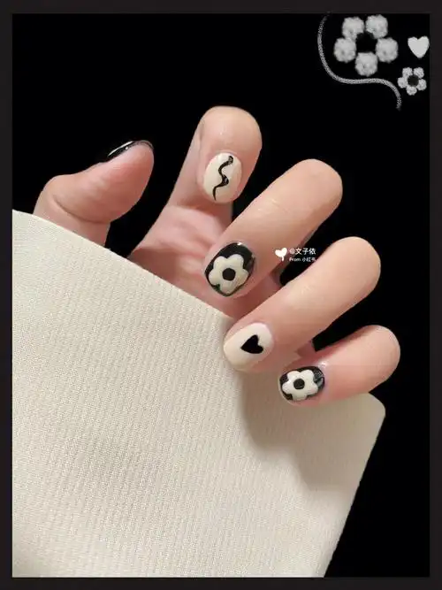 黑色小花朵手绘短指甲美甲又酷又可爱呀
