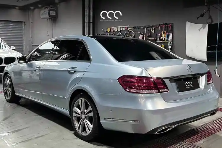 漫彩:奔驰e液氧银改色膜,银色和蓝色的融合_搜狐汽车_搜狐网