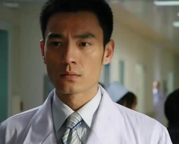 演员李光洁:踏着郝蕾上位,负过殷桃,最后竟为小10岁的她收心