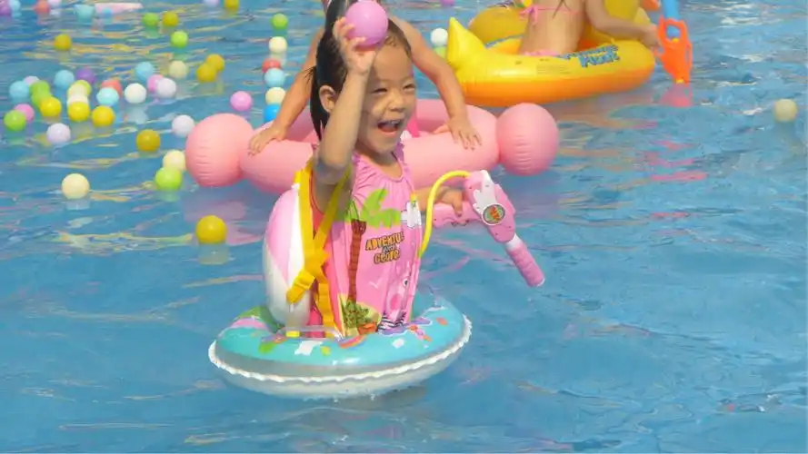 作战,水声,喊声,笑声混成一片,大家玩的不亦乐乎,沉浸在玩水的乐趣中