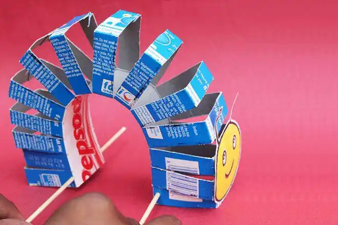 废物利用简单手工牙膏盒变废为宝制作会动的毛毛虫玩具步骤图解