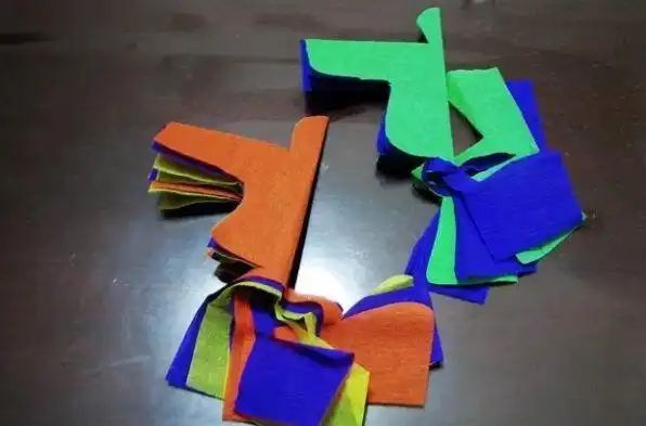 家家户户到集市上买来彩色纸,然后由年长的老人用剪刀剪好寒衣