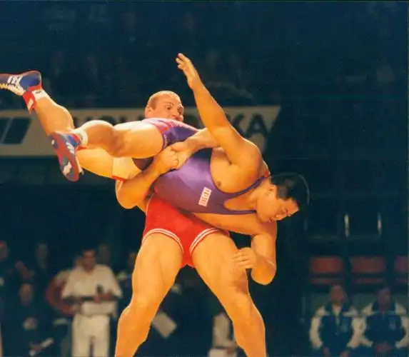 尤其是摔跤界的经典动作"卡列林举