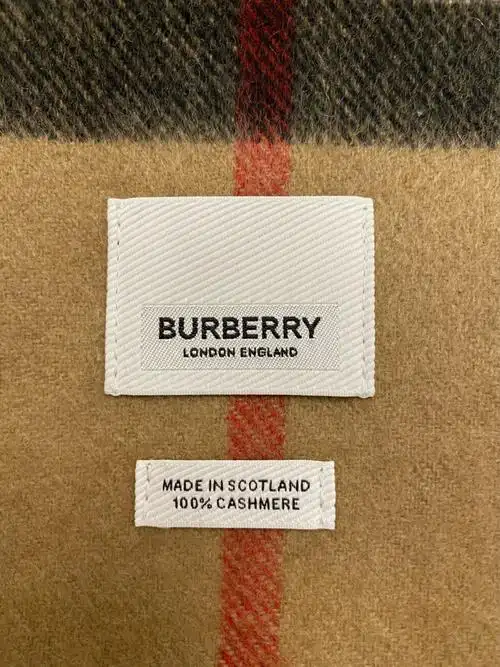 新入的burberry围巾帮忙看看真假