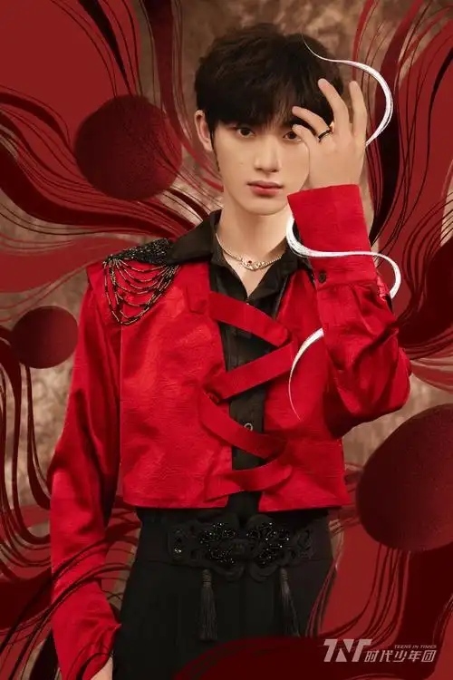 时代少年团跨年晚会造型大片 红衣敲鼓少年