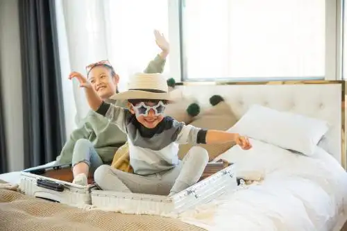 两个孩子收拾行李在卧室玩耍