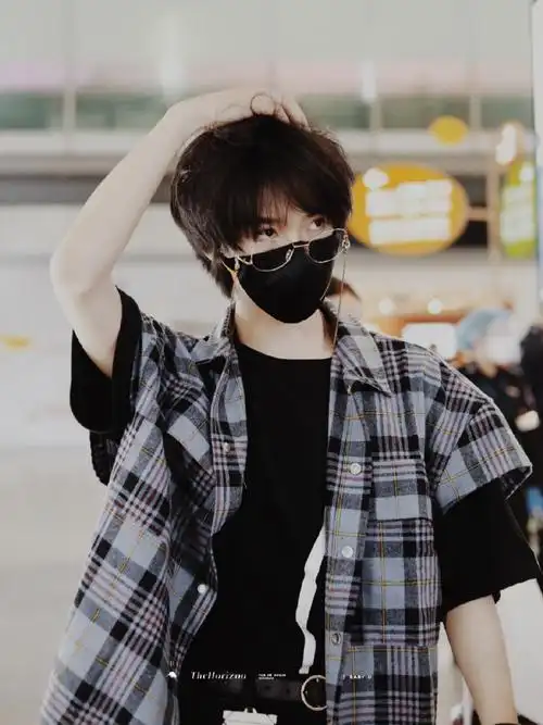 贺峻霖格子衬衫墨镜路透