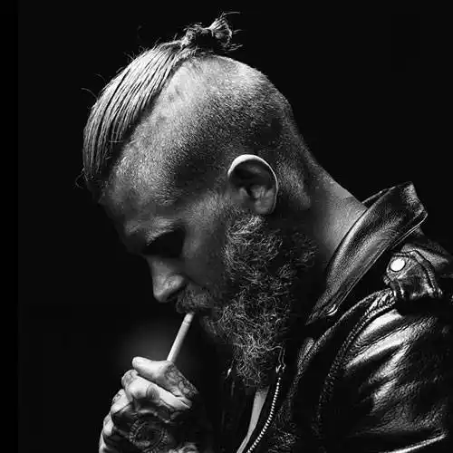 理一个 top knot,想不潮都很难.你最欣赏哪个明星的发型?