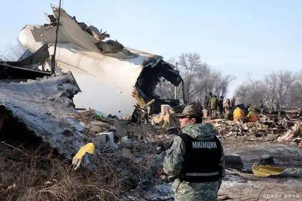 尽管俄罗斯军方尚未正式回应坠机原因,但外界对于背后的真相提出了多