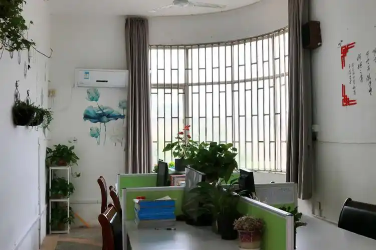 老师们精心布置,创意设计,共同为创设更好的办公环境出谋策划,充分