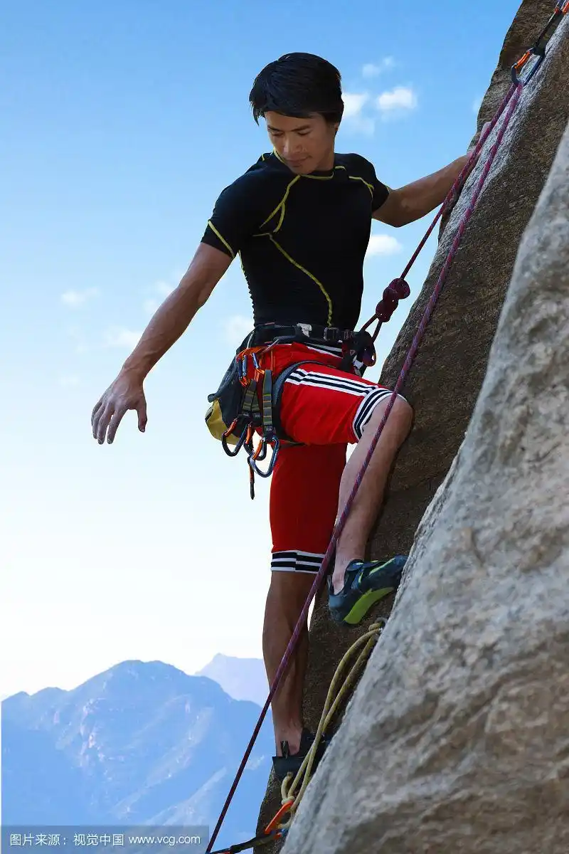 东方男人户外攀岩