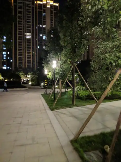 小区夜景来自米8