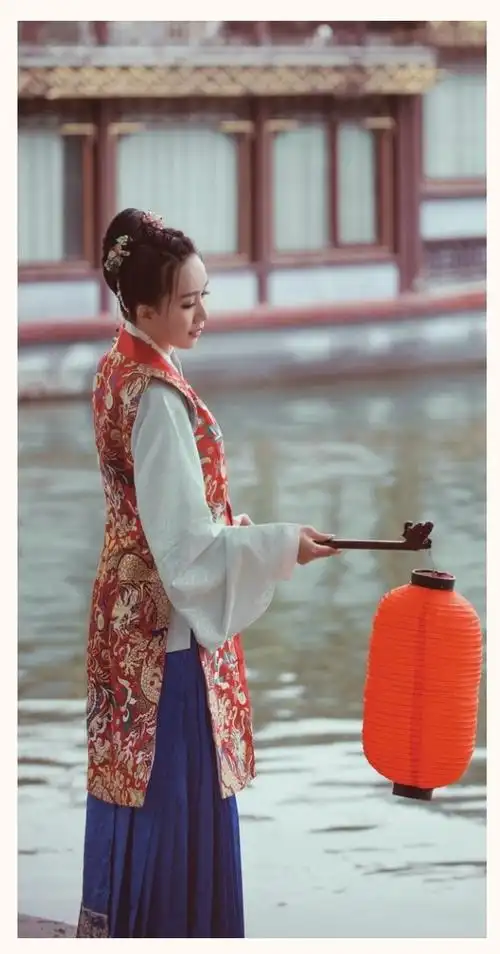 中:明织金比甲,簪花阁供图,模特:兰芷芳兮