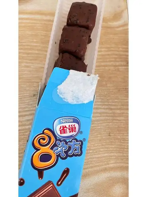 雪糕  雀巢8次方,外面是有黑芝麻的巧克力脆皮,里面很丝滑.种草