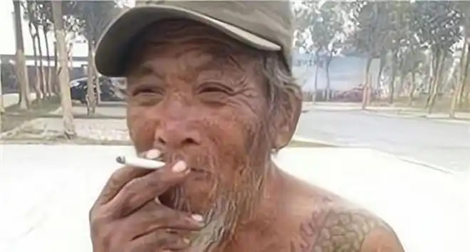 一捡破烂的拾荒老人身上却纹着过肩龙他究竟是何身份