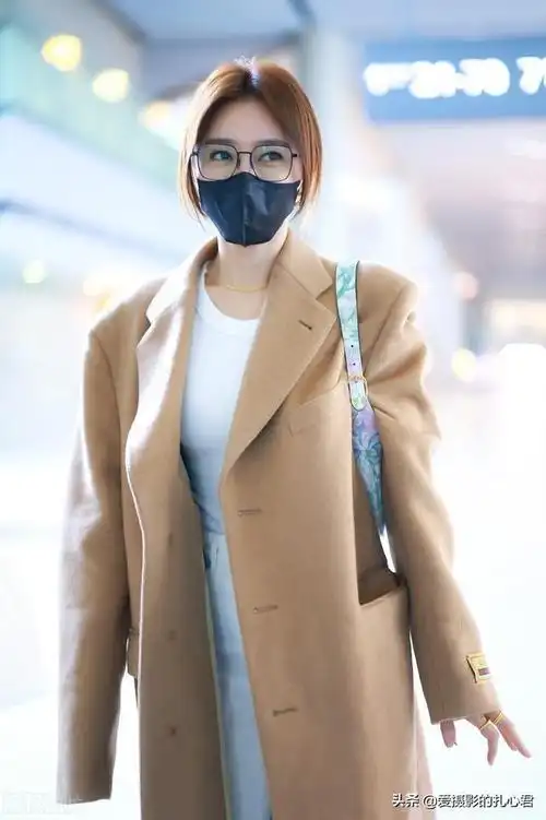 明星时尚街拍秦岚驼色大衣白色上衣白色长裤