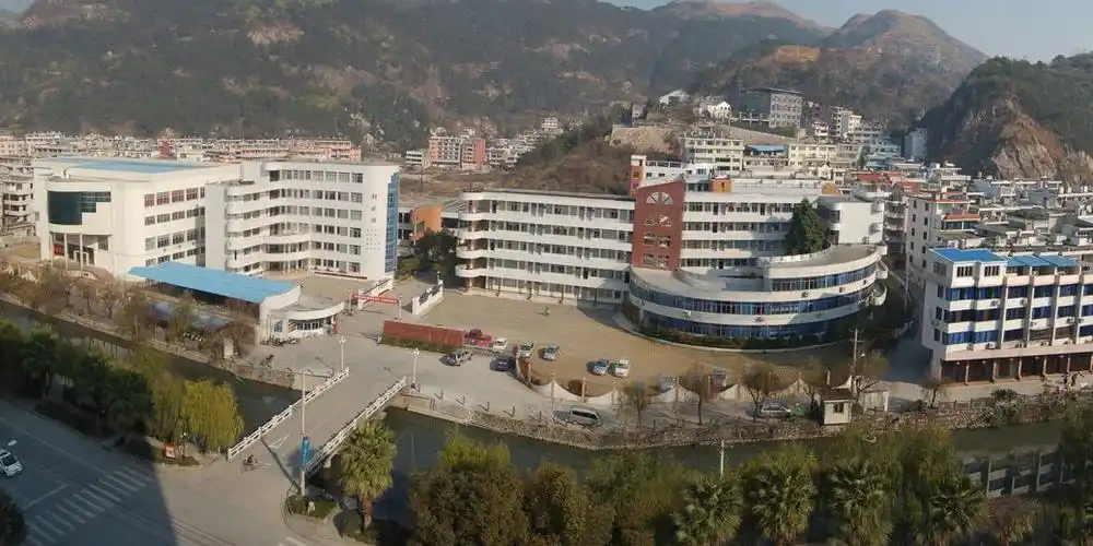 乐清市第二中学地址:浙江省温州市乐清市城东街道望港路77号