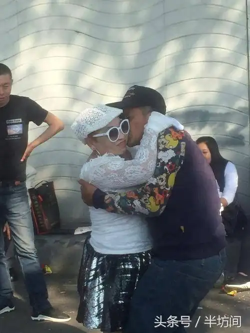 江边"老头乐"秘史:大爷大妈小树林里好玩么?